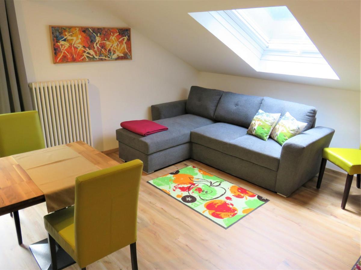 Weiß, Sandra Weiß Apartment